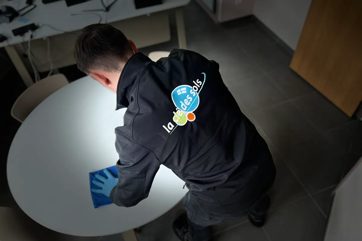 Agents de nettoyage professionnel de La clé des sols en intervention